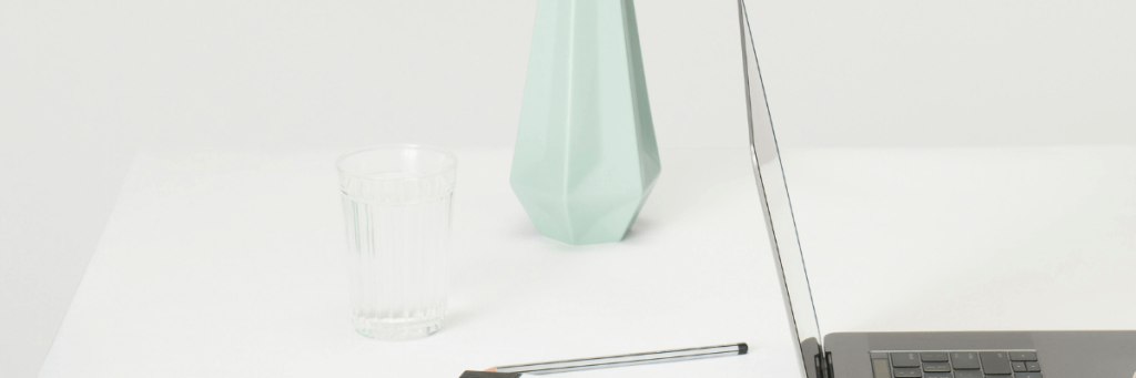 Bureau médical moderne avec ordinateur portable, symbolisant le télésecrétariat médical pour gynécologues