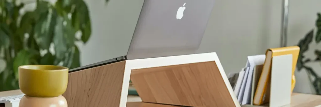 Poste de travail d'une assistante en télésecrétariat médical pour optimiser la gestion du cabinet.